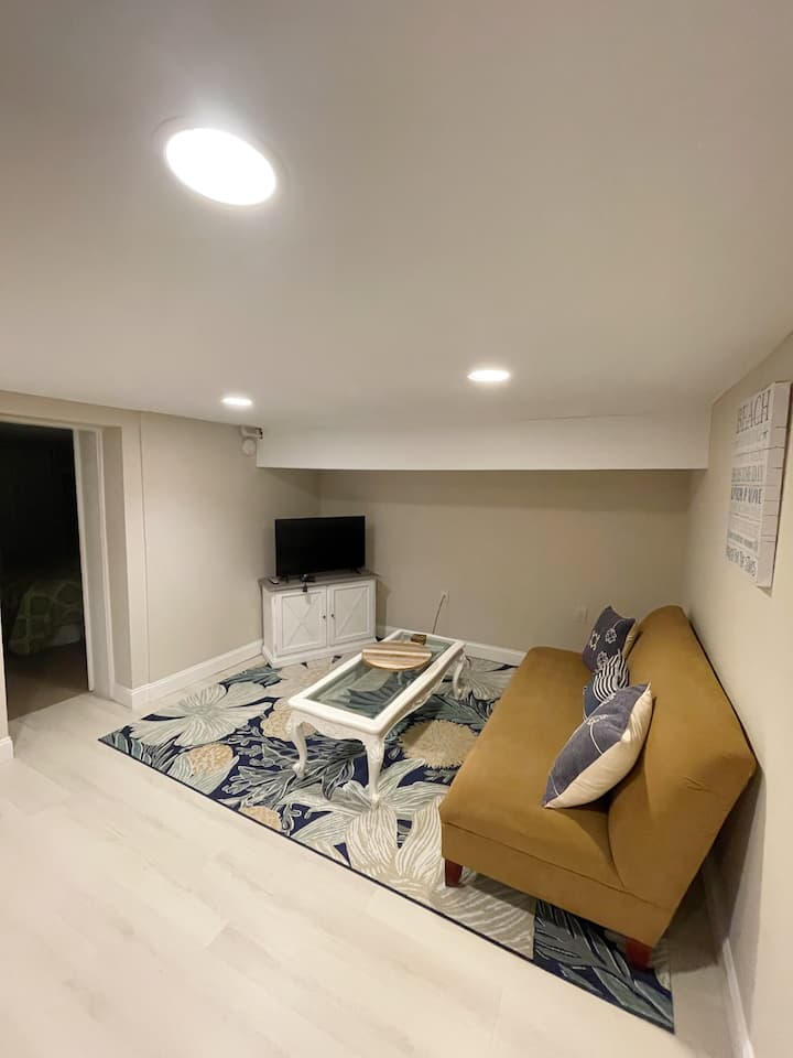 Cozy Quaint Apartment 1 Block From The Beach!! - Oceanside, NY