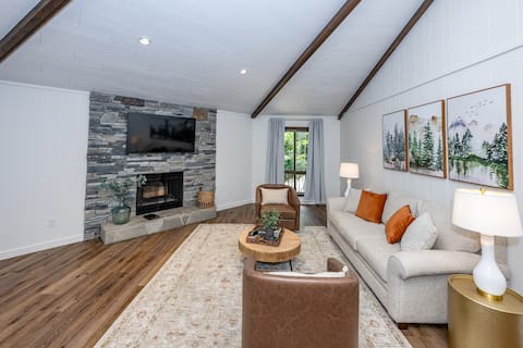 Successful Airbnb property: 3 miles to Town -Hot Tub- Fireplace- Pet Friendly in Highlands