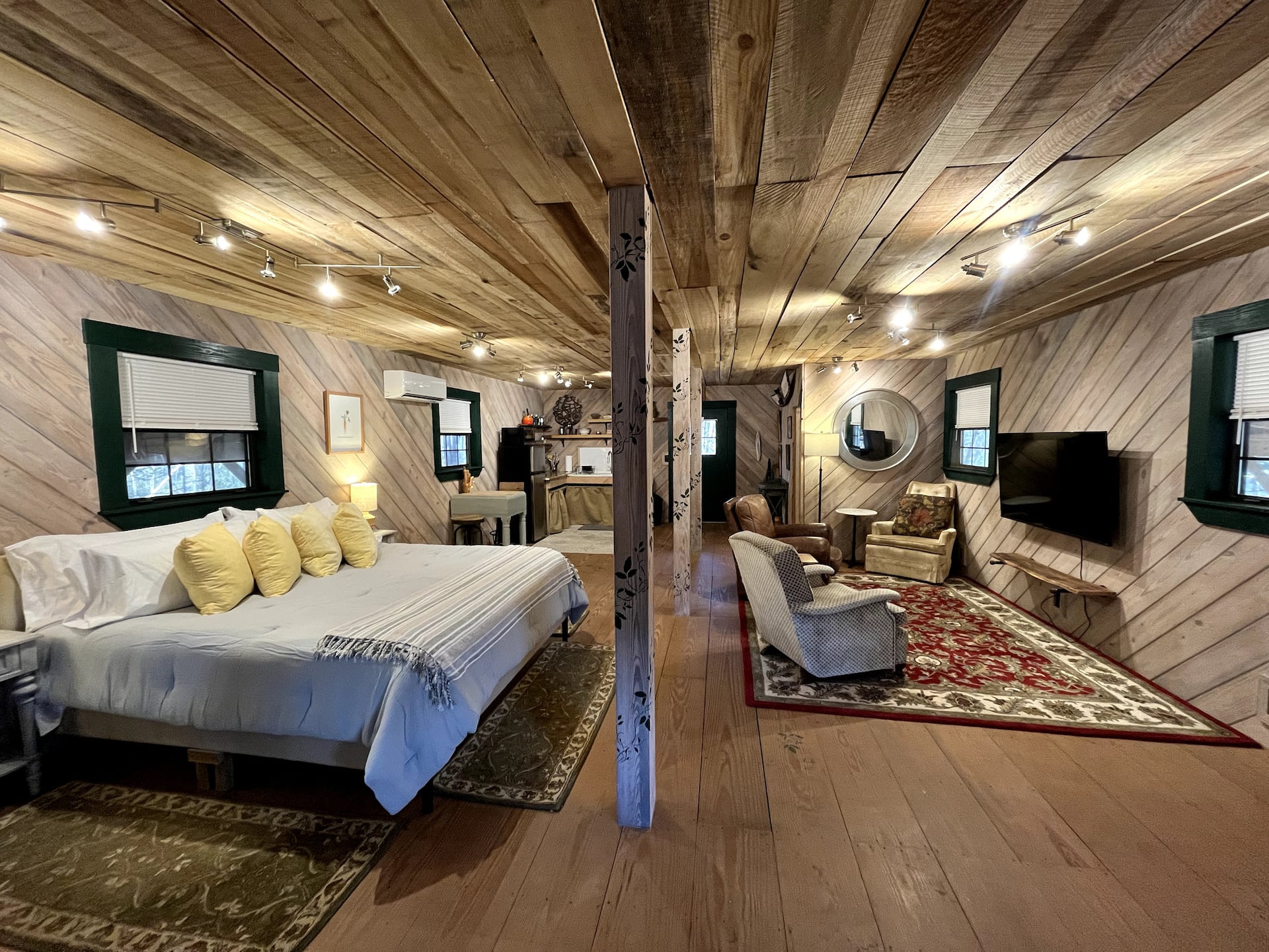 Barn Studio, Direct Creek Access, 7 mins to Jasper