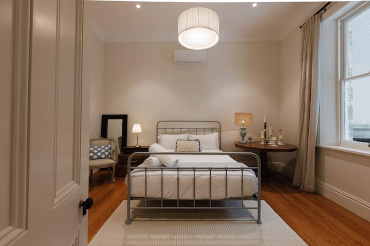 Schlafzimmer 1