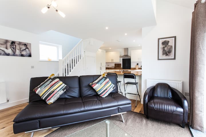 Superb Detached Coach House In Peaceful Location! - Cardiff