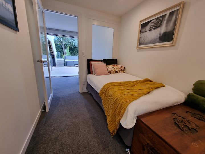 ที่พักมีเตียงควีนไซส์ในห้องหนึ่งและเตียงเดี่ยวคิงไซส์ในอีกห้องหนึ่งมีสภาพแวดล้อมที่อบอุ่นสำหรับการพักผ่อนและผ่อนคลาย