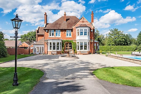 Magnificent House - swimming pool/ hot tub - 3.5 a