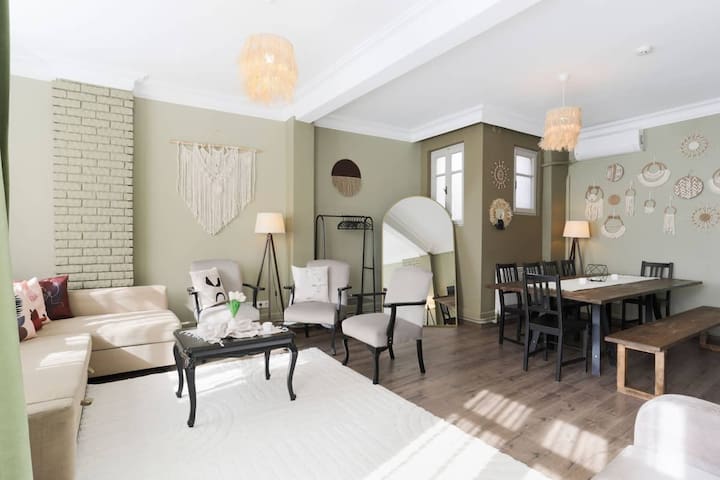 Triplex at the heart of Taksim for big groups/fam.