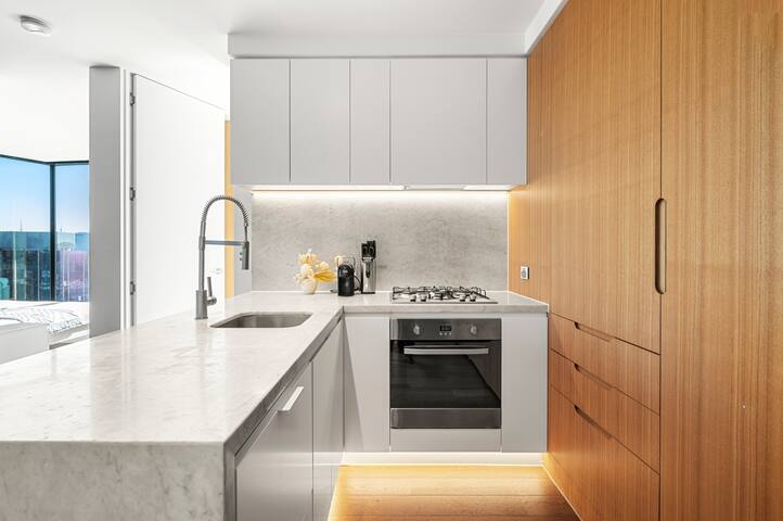 Live Luxe |Gorgeous City Views 3BR APT w/ Pool&Gym gallery image 2