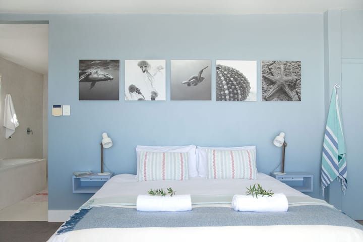 Основна спалня със самостоятелен санитарен възел с изглед към морето