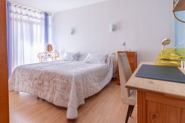 'blauwe' kamer met kingsize bed 180 x 200.  Dit bed kan worden verdeeld in 2 bedden 90x200.   Balkon met mogelijkheid om het hangrek te openen om de was te drogen.  
2 kasten  (planken en opknoping) om kleding op te bergen.   Bureau / werkruimte.