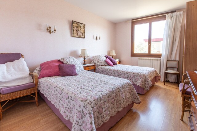 2 queensize bedden (110 x 200).  Kledingkast met planken en kledingkast.  Ladekast.