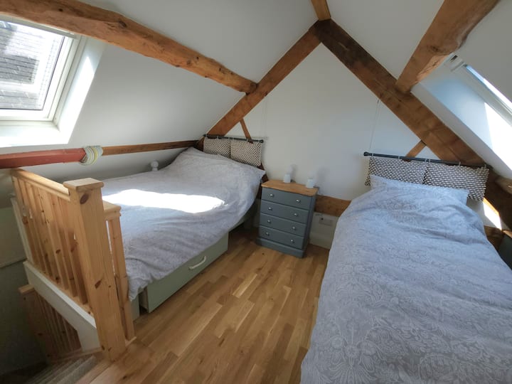 До неа се пристапува преку скали од главниот простор за живеење, спалната соба 2 е сместена во стреата, со удобен мал брачен кревет и единечен кревет. Има ковчег со фиоки, големи фиоки за складирање под креветот и закачалки. 2 велукс прозорци со ролетни. 