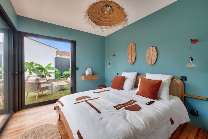 Habitación de diseño cálido y natural, con acceso directo al jardín desde el ventanal.
