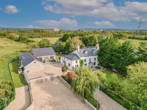 Beautiful 8 Bedroom farmhouse, indoor pool & bar