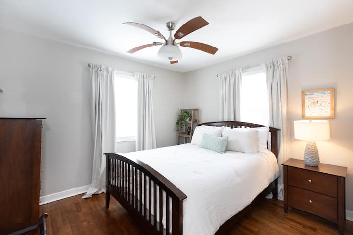 Pumzika katika chumba cha kulala chenye starehe cha malkia, kilicho na godoro la Tempur-Pedic kwa ajili ya starehe ya hali ya juu, mwanga wa asili, mapazia ya kuzima kwa ajili ya kulala kwa utulivu, meza za kulala pande zote mbili, rafu ya mizigo kwa ajili ya urahisi wako na kabati lenye nafasi kubwa kwa ajili ya vitu vyako.