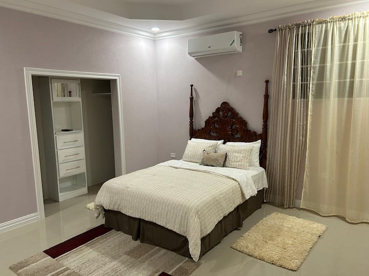 Bedroom 4, queen bed