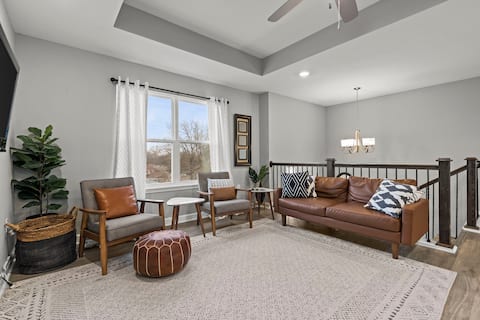 Stylish MidModern New Build w/ Extra Apartment