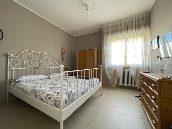 Оваа прекрасна двокреветна соба, исто така, има потреба од кревет за кампување.