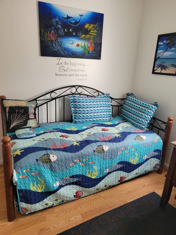 Kitanda pacha cha pili kiko chini ya godoro hili na kimezungushwa huku makundi ya watu 4 yakiingia na kitanda kimeandaliwa kwa ajili ya jioni.