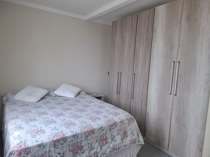 Chambre double avec climatisation et deux armoires.