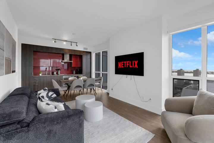 CN Tower View/MTCC + Parking/HotTub/Pool/Gym gallery image 3