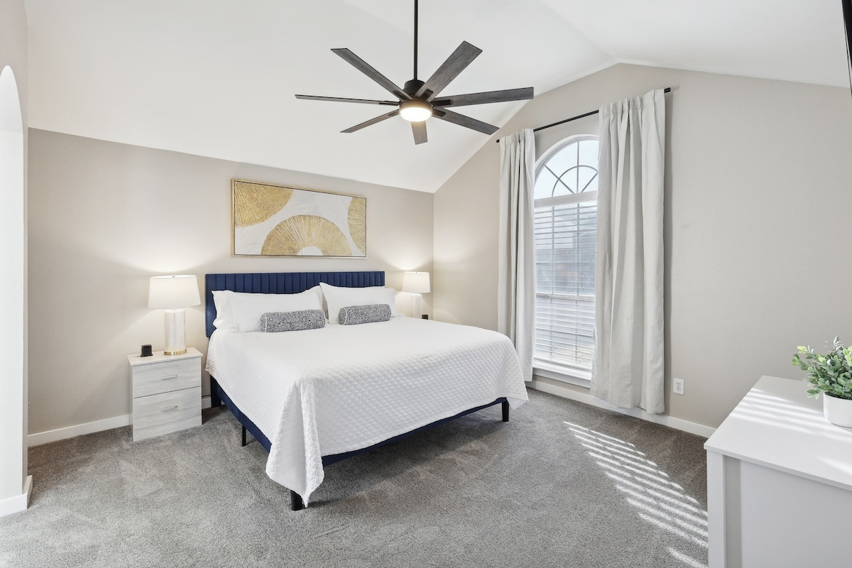 Удобно двойно легло king size с нощни шкафчета, лампи, зарядни станции и завеси за затъмнение