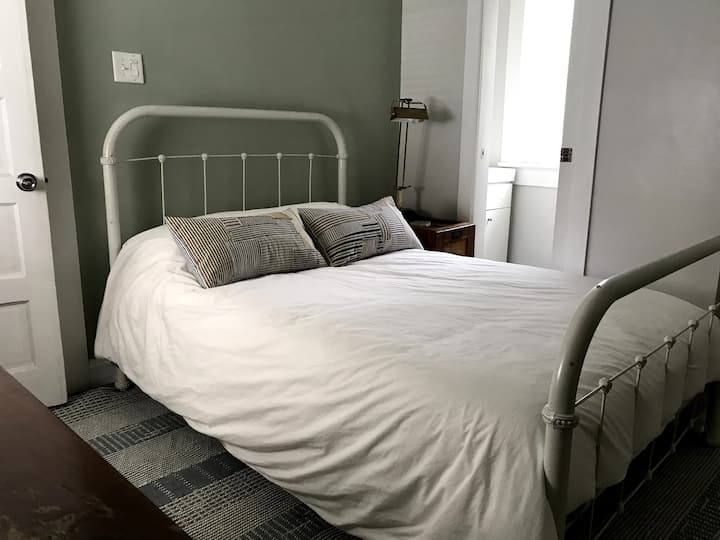 เตียงขนาดใหญ่พร้อมตู้เสื้อผ้าสมาร์ททีวีขนาด 40 + ”และแสงธรรมชาติพร้อมอ่างอาบน้ำส่วนตัว