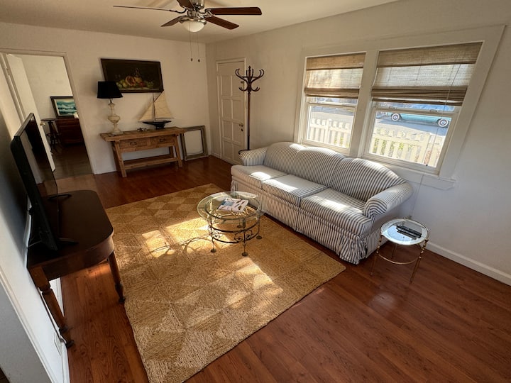 Eastside Costa Mesa Cottage - Newport Beach, CA