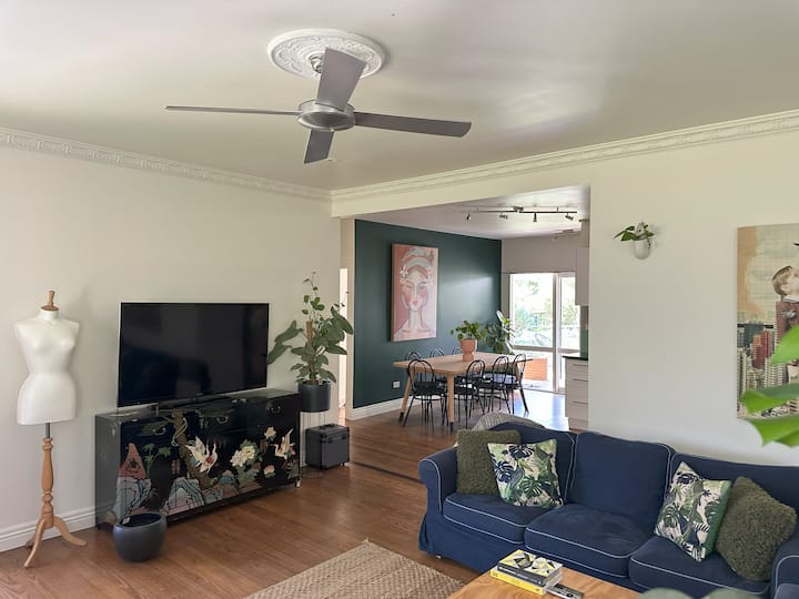 Charming Open Plan & Great Outdoor Spaces - 힐스빌