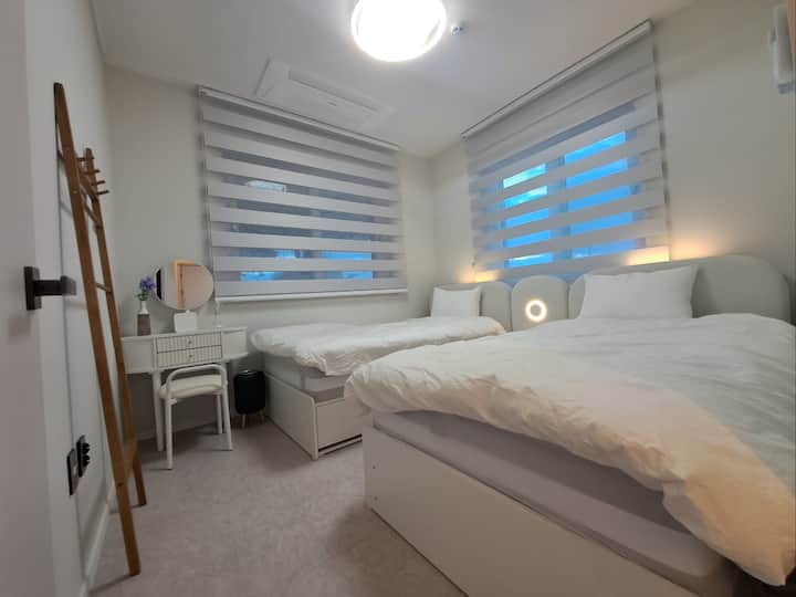 ที่นอนใหม่ 2 หลังพร้อมเตียงเดี่ยวใหม่สุดๆ 

Norvic Heated Slim Carbonmat 
เราให้

ถ้าแตะไฟมันจะปรับความสว่าง
