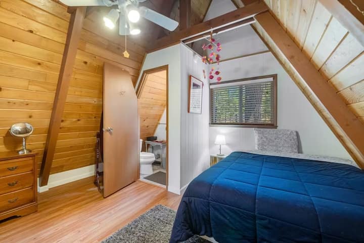 تحتوي الشقة العلوية على نصف حمام وسرير كبير وسريرين متماثلين