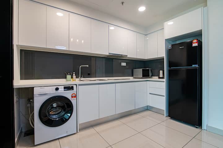 Almas / 2-4 Pax / Netflix / Seaview / Legoland - Jurong West