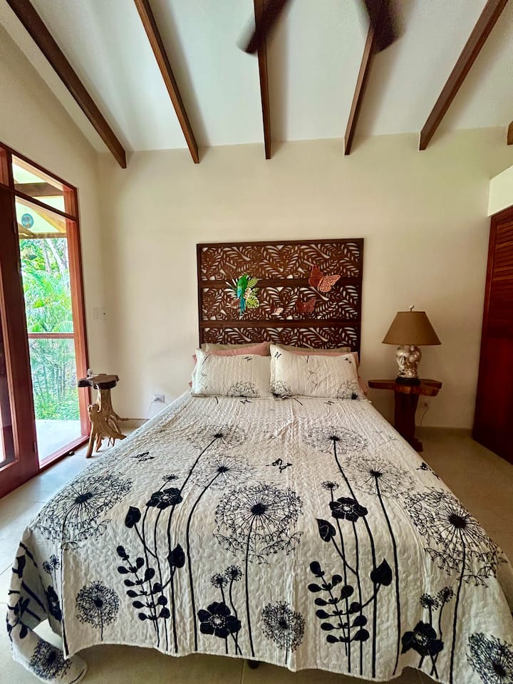 سرير بحجم كوين وفناء شرفة خاص.