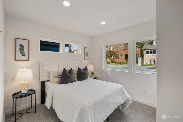 Alki Beach Townhome-Private Rooftop W/Parking gallery image 5