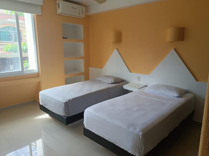 「Mirador al Green的舒适卧室，配备两张单人床，非常适合寻找舒适安静休息空间的家庭或朋友入住。」