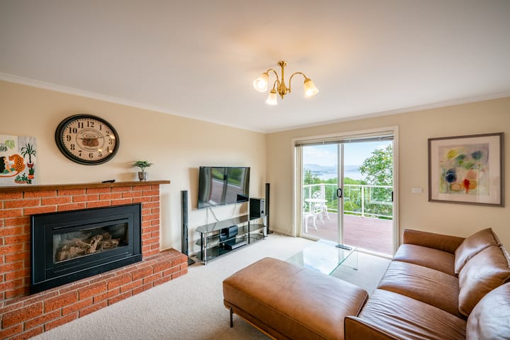 Sunny Water View Home With Fireplace - Kingston