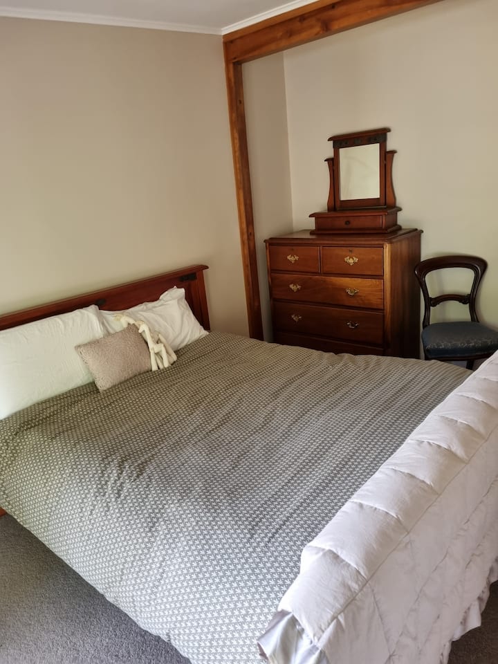 חדר שינה 2 נמצא בלב החדרים האחרים ויש לו גם גישה דלת צרפתית למרפסת האחורית. 