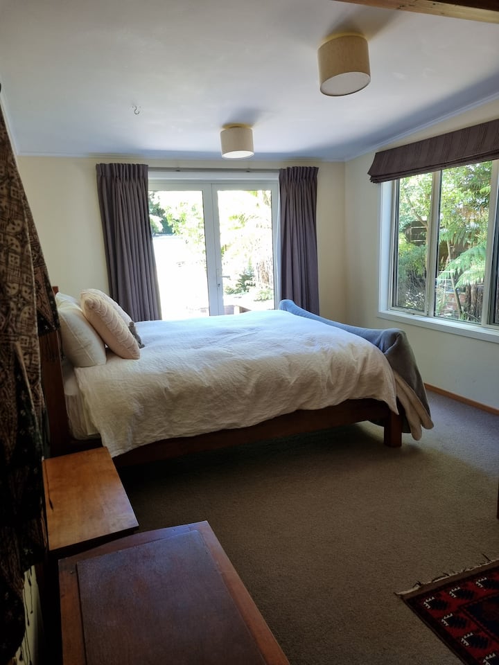 מיטת הקינג סייז הגדולה בחדר שינה 3 היא מקום חמים ונחמד להירגע בו בכל שעה ביום, המשקיף על הנטיעות השופעות עם גישה לדלת הצרפתית למרפסת האחורית.