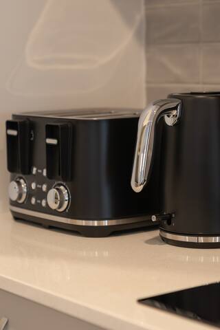 Brand New Modern 5BR House Ducted A/C Near Mall gallery image 5