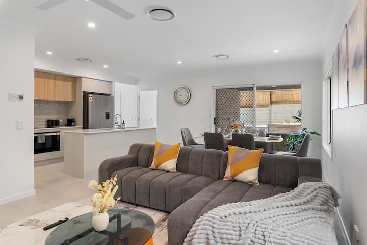 Brand New Modern 5BR House Ducted A/C Near Mall