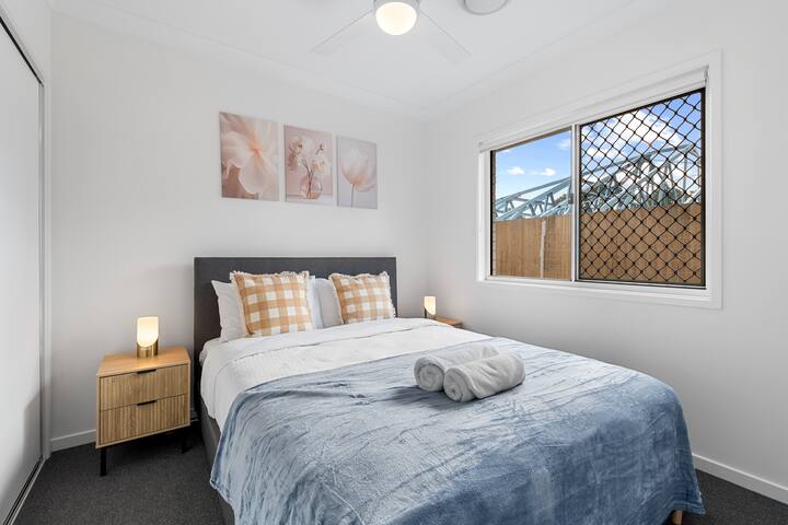 Brand New Modern 5BR House Ducted A/C Near Mall gallery image 3