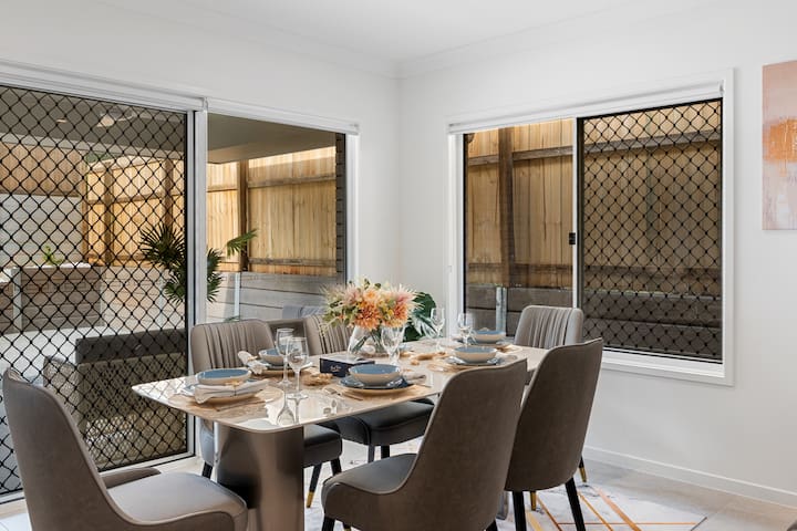 Brand New Modern 5BR House Ducted A/C Near Mall gallery image 4