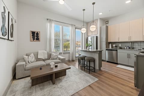 Top Airbnb: Minimal Zen STU near Galleria in Northwood Hills