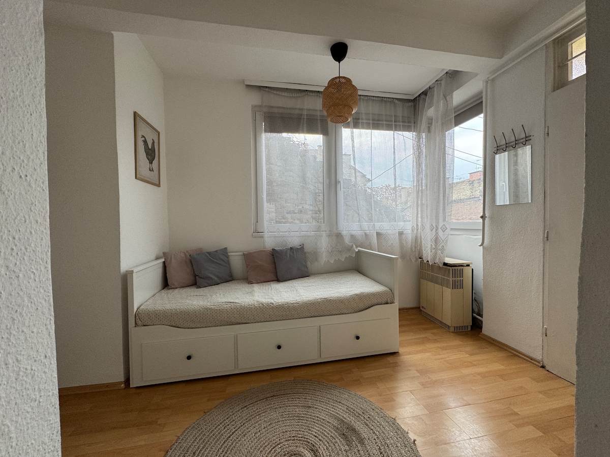 นี่เป็นห้องแรกที่คุณเข้า อบอุ่นอบอุ่นและสามารถแยกออกจากห้องนอนอีกห้องได้