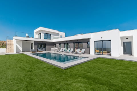 Villa Locki with ocean view