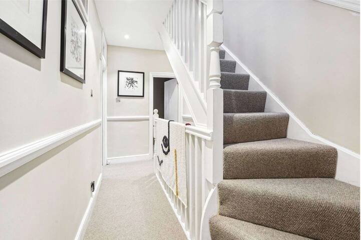 Charming West London Mews House gallery image 5