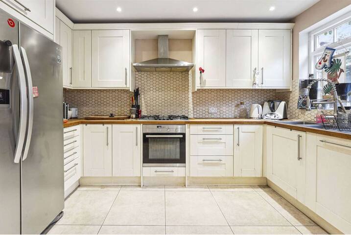 Charming West London Mews House gallery image 2