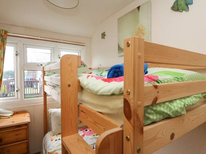 Deux lits et tiroir dans une chambre superposée