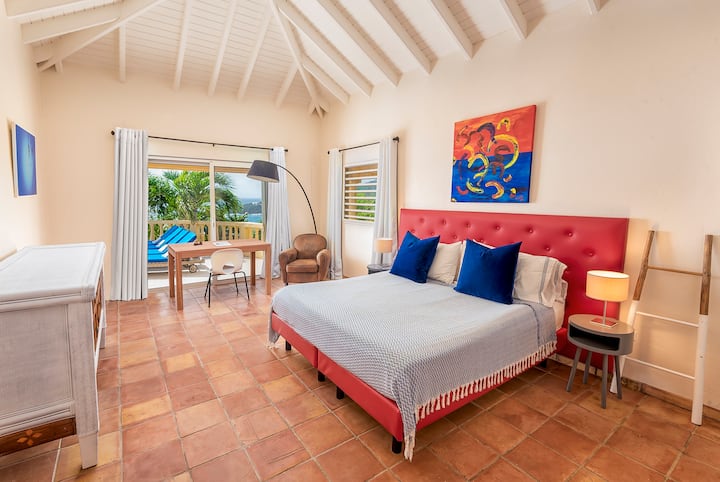 Glavna spavaća soba s radnim stolom i klupskom ležaljkom