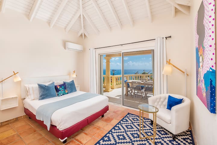 Spavaća soba s bračnim krevetom, madracem od memorijske pjene, luksuznim plahtama i zavjesama za zamračivanje, kao i pogledom na bazen i Karipsko more. Jednostavno savršeno! 