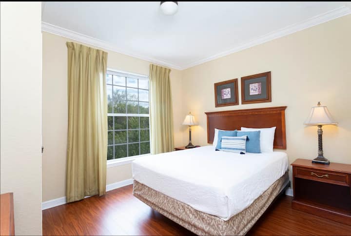 Საძინებელში არის საკუთარი კარადა, რომელიც გთავაზობთ საკმარის სათავსოებს. Თეთრეულის ექსკლუზიური პროგრამის ფარგლებში, ყველა თეთრეული, პირსახოცი და თეთრეული უზრუნველყოფილია კომფორტული სტუმრობის უზრუნველსაყოფად. 