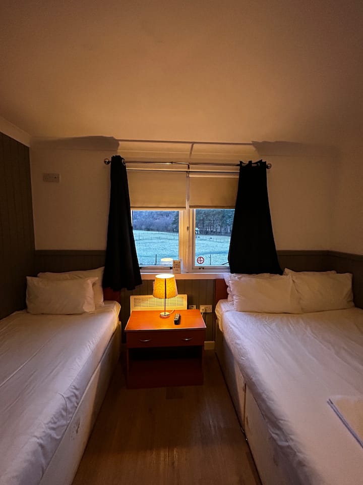 Roam West Family Room Small - 글렌코