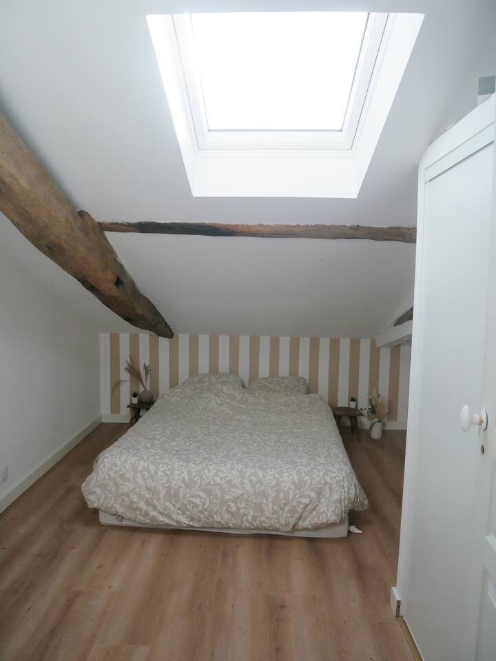 Chumba juu ya ghorofa
Kitanda cha watu wawili + kabati